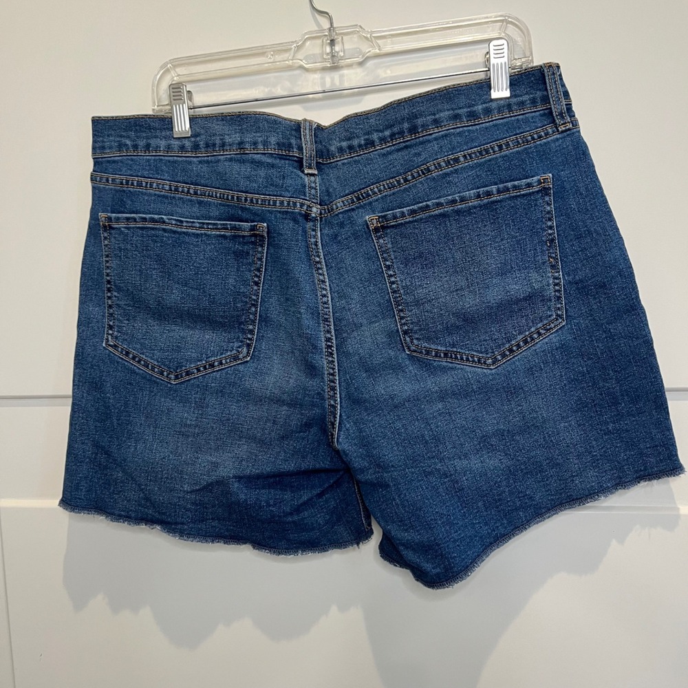 Old Navy Denim Jean Shorts Womens Size 12 Stretch Blue Raw Hem semi-fitted EUC - Picture 4 of 8